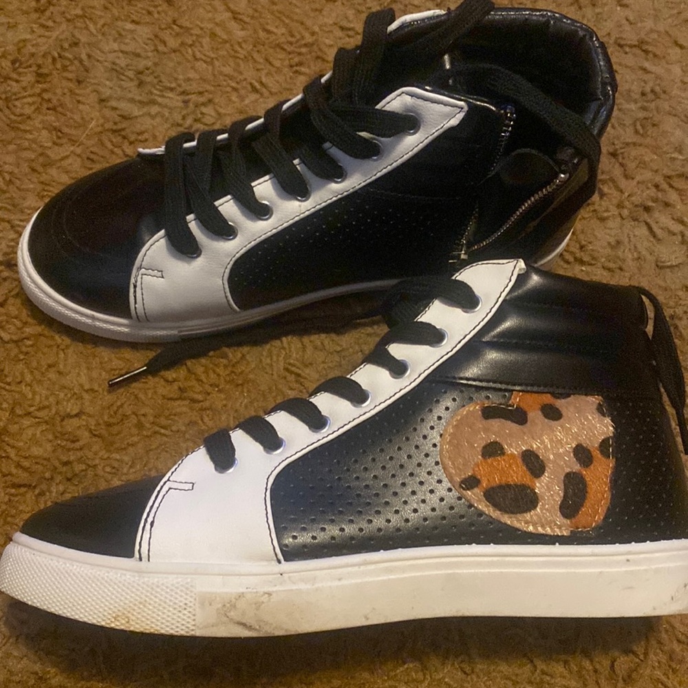 Women’s SZ 9. Brand new. Never worn